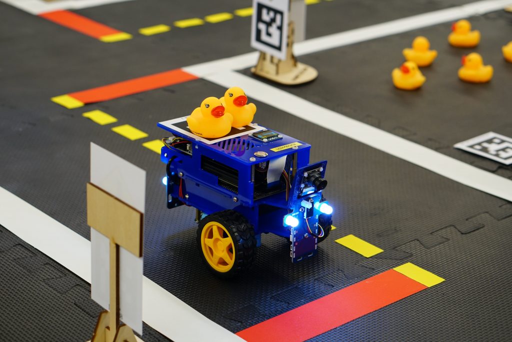 Duckiebot facing a lane following with intersections (LFI) challenge